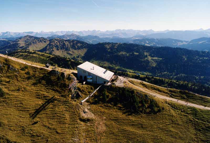 Hochgratbahn / Blick vom Norden auf die Bergstation