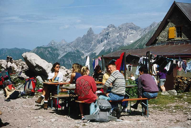 Brotzeit auf einer Hütte an einem Föhn Tag