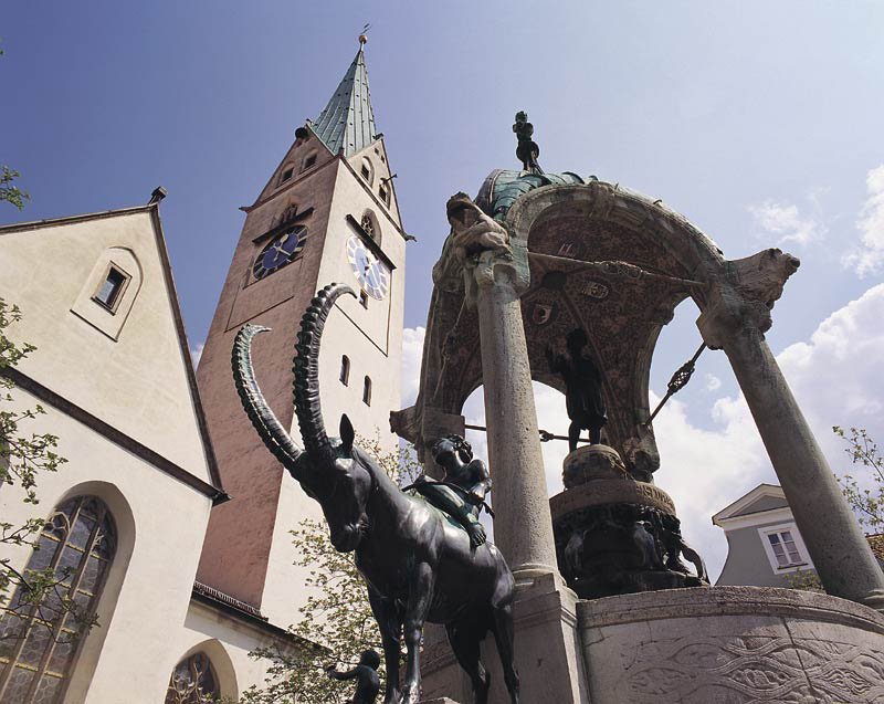 Kempten - St.-Mang-Kirche mit Jugendstilbrunnen