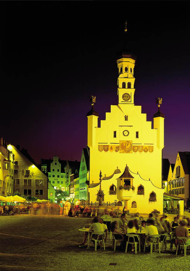 Kempten - Rathaus und Platz im Sommer Abends